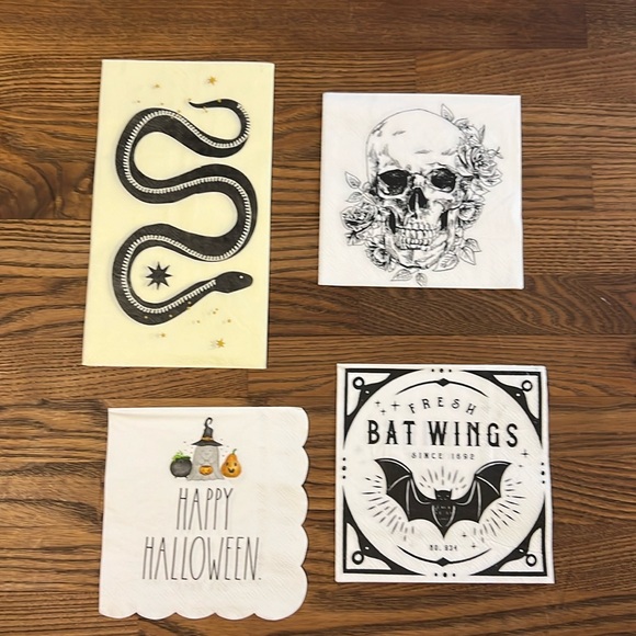 An assortment of 33 different napkins for Halloween entertaining - Picture 6 of 10